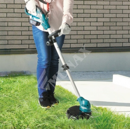 Trimmer de margini cu acumulator Makita UR100DZ”.